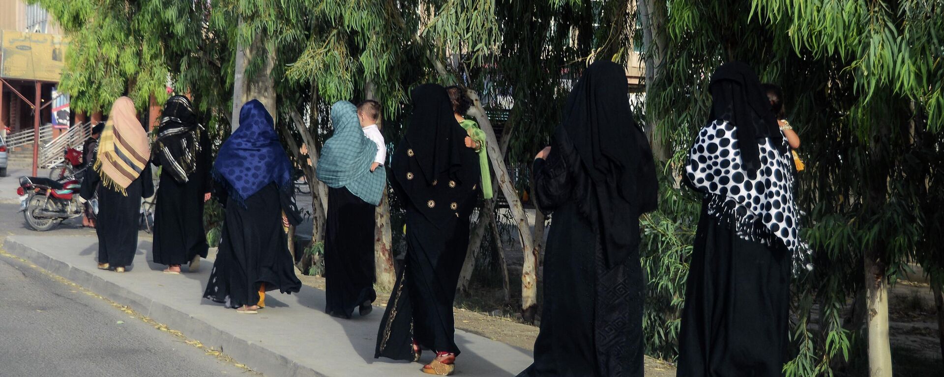 طالبان تفرض قيود جديدة على نساء أفغانستان، فرض ارتداء البرقة الزرقاء في الأماكن العامة - سبوتنيك عربي, 1920, 04.04.2023