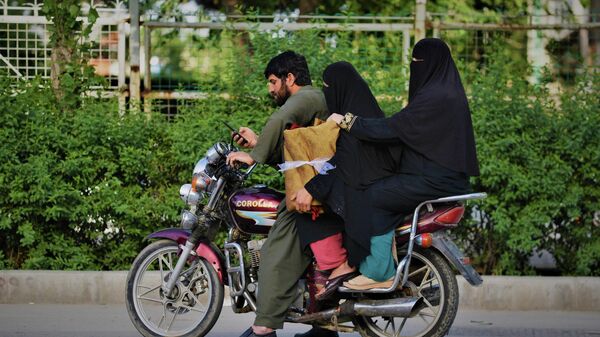طالبان تفرض قيود جديدة على نساء أفغانستان، فرض ارتداء البرقة الزرقاء في الأماكن العامة - سبوتنيك عربي
