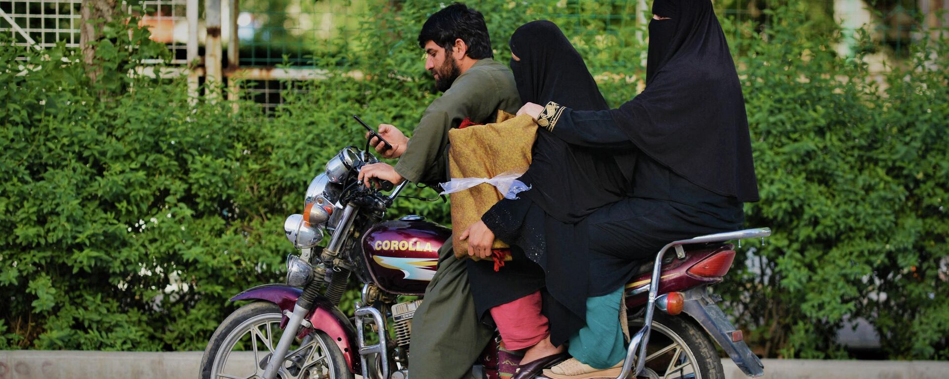 طالبان تفرض قيود جديدة على نساء أفغانستان، فرض ارتداء البرقة الزرقاء في الأماكن العامة - سبوتنيك عربي, 1920, 24.05.2022