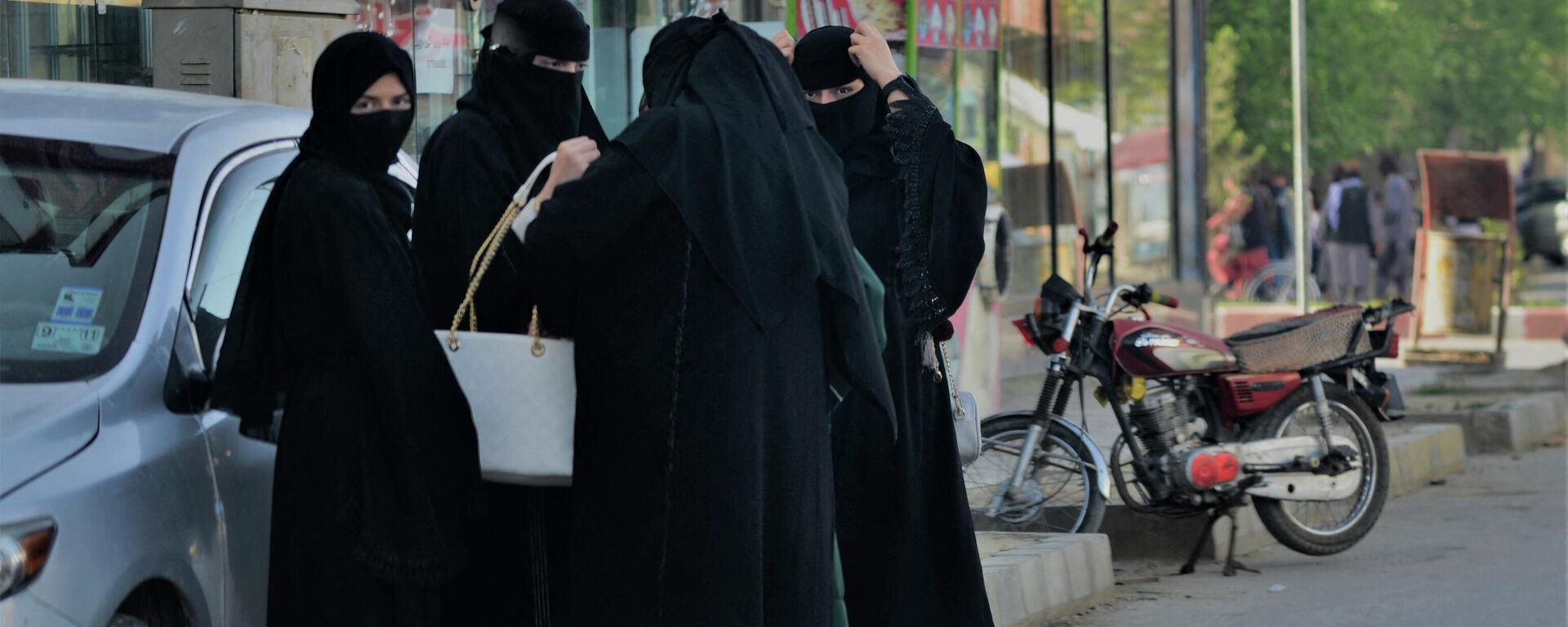 طالبان تفرض قيود جديدة على نساء أفغانستان، فرض ارتداء البرقة الزرقاء في الأماكن العامة - سبوتنيك عربي, 1920, 12.05.2022