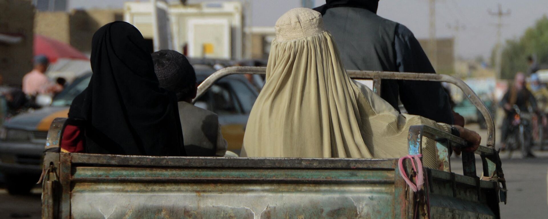 طالبان تفرض قيود جديدة على نساء أفغانستان، فرض ارتداء البرقة الزرقاء في الأماكن العامة - سبوتنيك عربي, 1920, 17.11.2022