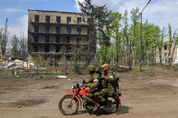 القوات المسلحة الروسية في مدينة بوباسنايا، جمهورية لوغانسك الشعبية 10 مايو 2022 - سبوتنيك عربي
