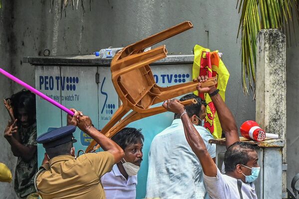 مواجهات عنيفة بين المتظاهرين وقوات الأمن أمام مكتب رئيس الوزراء في سريلانكا، 9 مايو 2022 - سبوتنيك عربي