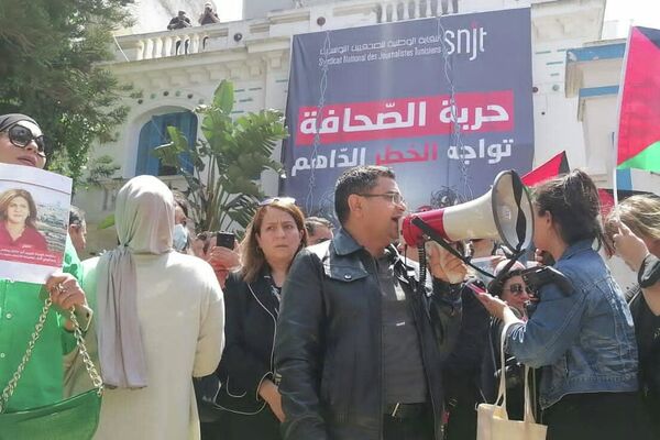 نقابة الصحفيين التونسيين تنظم وقفة تضامنية تنديدا بمقتل شيرين أبو عاقلة - سبوتنيك عربي