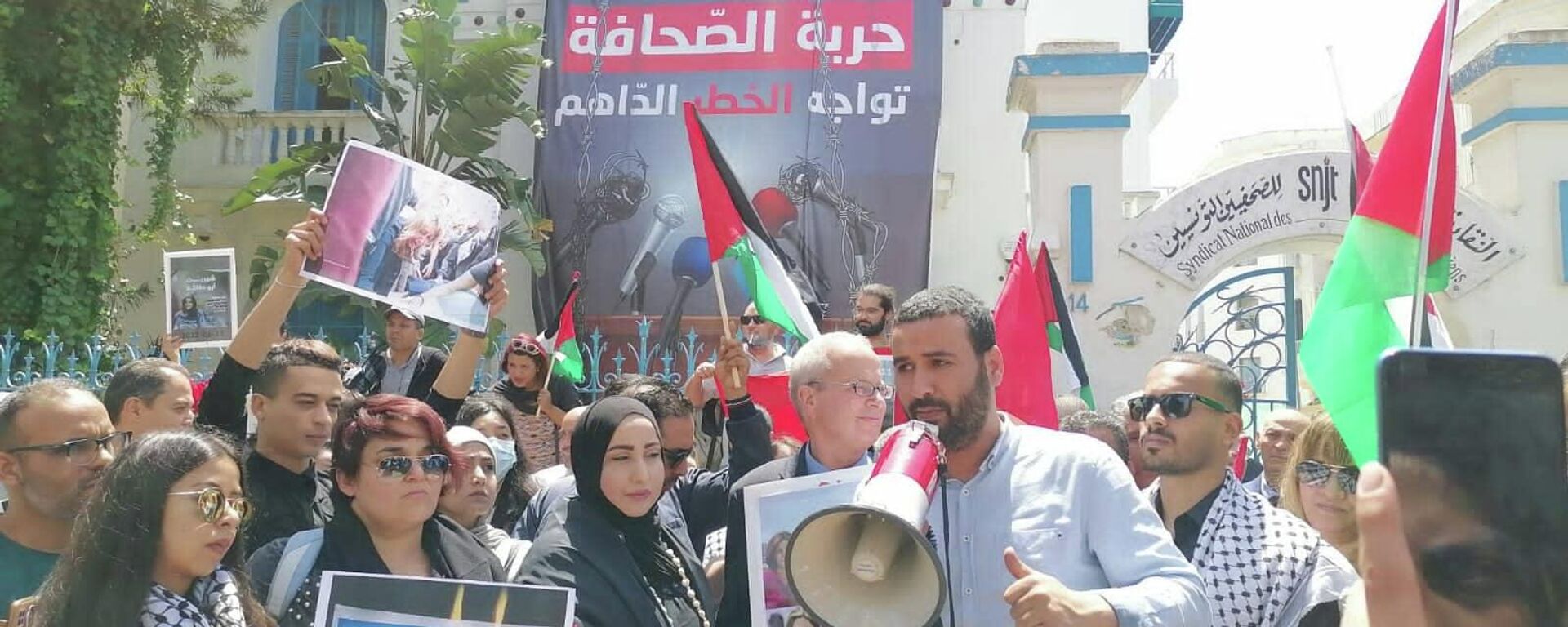 نقابة الصحفيين التونسيين تنظم وقفة تضامنية تنديدا بمقتل شيرين أبو عاقلة - سبوتنيك عربي, 1920, 11.05.2022