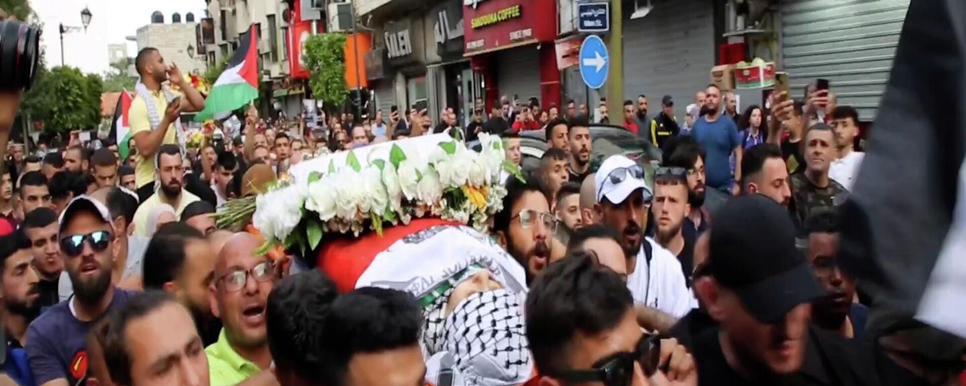 مئات الفلسطينيين يشيعون جنازة الصحفية بقناة الجزيرة شيرين أبو عاقلة - سبوتنيك عربي, 1920, 14.05.2022