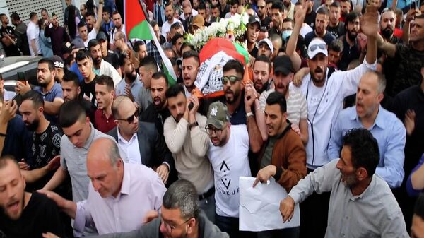 مئات الفلسطينيين يشيعون جنازة الصحفية بقناة الجزيرة شيرين أبو عاقلة - سبوتنيك عربي