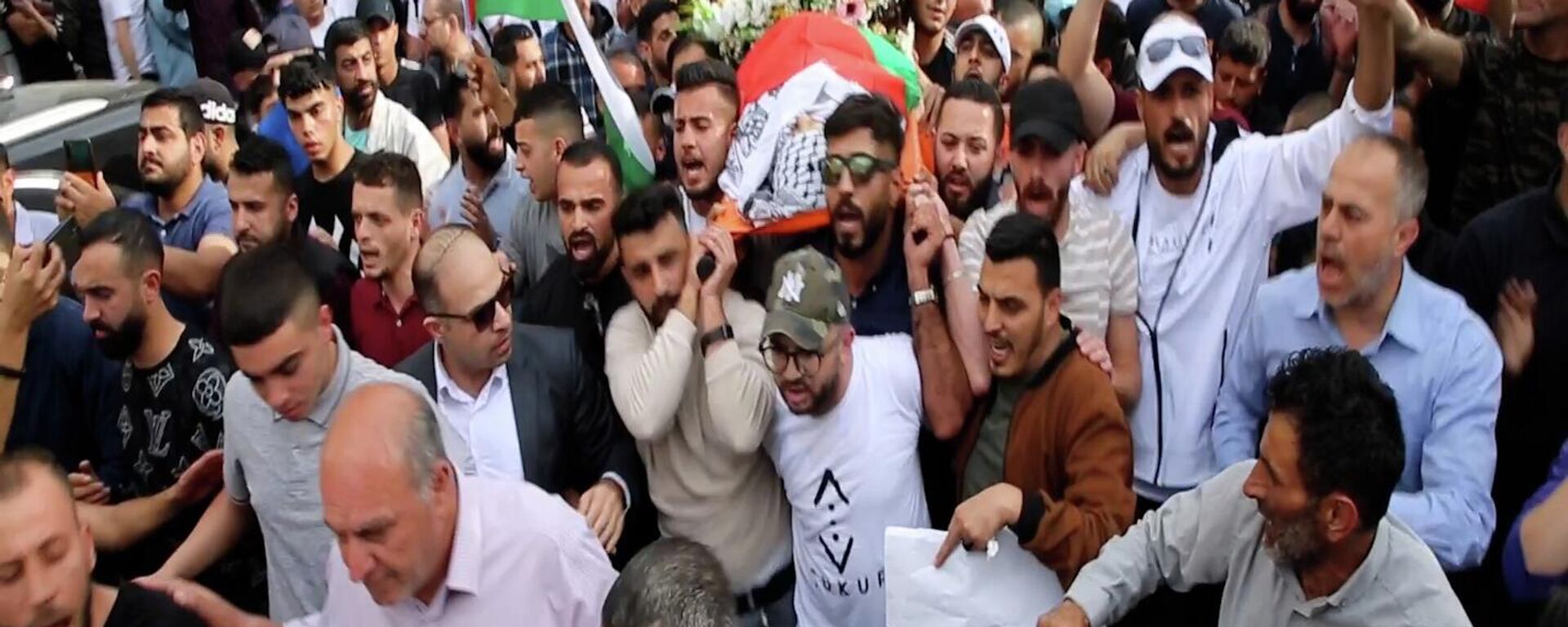 مئات الفلسطينيين يشيعون جنازة الصحفية بقناة الجزيرة شيرين أبو عاقلة - سبوتنيك عربي, 1920, 11.05.2022