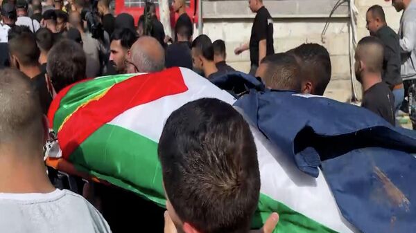 مئات الفلسطينيين يشيعون جنازة الصحفية بقناة الجزيرة شيرين أبو عاقلة - سبوتنيك عربي