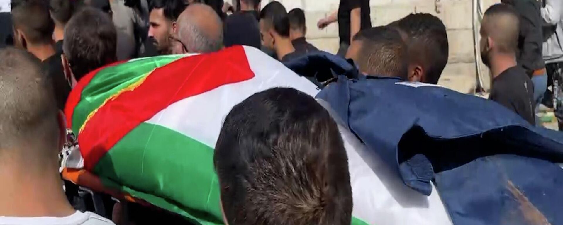 مئات الفلسطينيين يشيعون جنازة الصحفية بقناة الجزيرة شيرين أبو عاقلة - سبوتنيك عربي, 1920, 13.05.2022