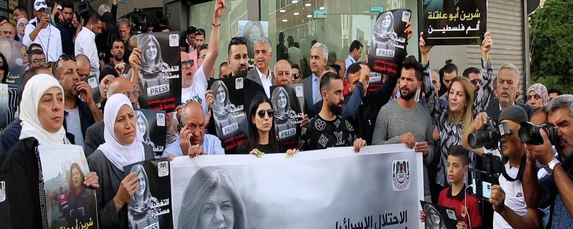 مئات الفلسطينيين يشيعون جنازة الصحفية بقناة الجزيرة شيرين أبو عاقلة - سبوتنيك عربي, 1920, 19.05.2022