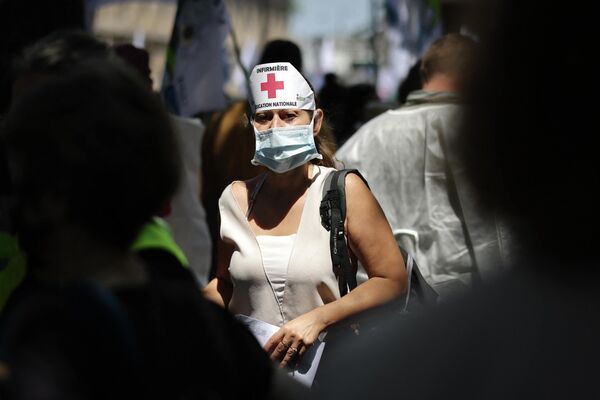 امرأة مشاركة في احتجاجات في باريس مطالبة برفع رواتب الممرضات في البلاد - سبوتنيك عربي