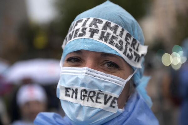 طبيبة تخدير تشارك في وقفة احتجاجية مطالبة برفع رواتب الأطباء في مارسيليا - سبوتنيك عربي