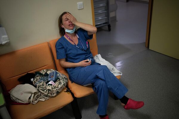 الممرضة ماري لوري ساتا تأخذ استراحة خلال مناوبتها ليلة رأس السنة الجديدة في وحدة العناية المركزة لمرضى كوفيد-19 في مرسيليا، فرنسا - سبوتنيك عربي