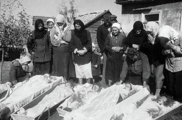  النازيون وشركاؤهم - &quot;رجال شرطة&quot; من السكان المحليين - ارتكبوا فظائع في نهر دونباس خلال الحرب الوطنية العظمى (1941-1945).في هذه الصورة، تودع الأمهات أطفالهن الذين تعرضوا للتعذيب على أيدي النازيين في سبتمبر/ أيلول 1943. - سبوتنيك عربي