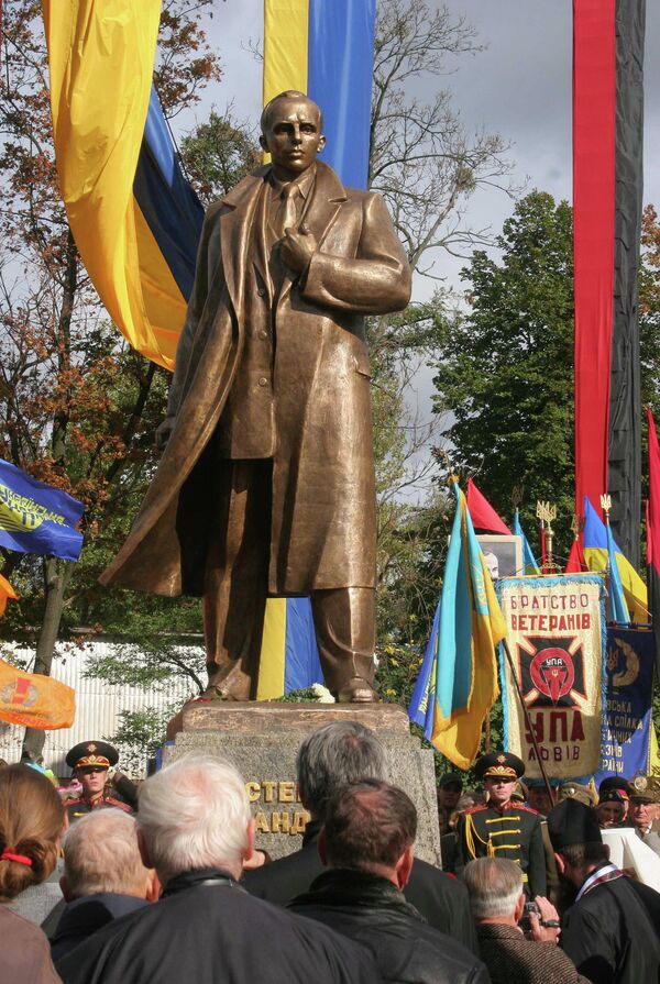 إزاحة الستار عن نصب تذكاري للزعيم الإيديولوجي لمنظمة القوميين الأوكرانيين (المحظورة في روسيا الاتحادية) ستيبان بانديرا في لفوف. سمي شارع في كييف على اسم هذا المجرم النازي. وفي عام 2010، منح الرئيس فيكتور يوشينكو بانديرا لقب بطل أوكرانيا. - سبوتنيك عربي