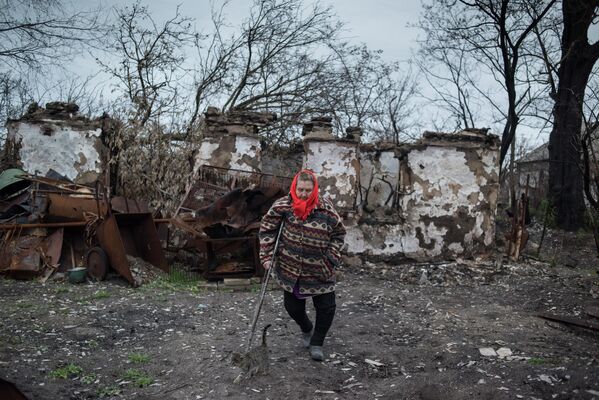 ساخانكا هي قرية في منطقة نوفوازوفسك في منطقة دونيتسك،  الواقعة على خط التماس. قبل الحرب، كان يعيش هنا أكثر من 1000 شخص. الآن غادر الجميع تقريبا، وكثيرا ما تعرضت القرية للقصف، ودمرت العديد من المنازل. - سبوتنيك عربي
