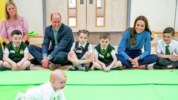 الأمير البريطاني وليام وزوجته كيت ميدلتون خلال جلسة مع أطفال المدارس وطفل خلال زيارة إلى مدرسة سانت جون الابتدائية في غلاسكو، اسكتلندا، 11 مايو/ أيار 2022 - سبوتنيك عربي