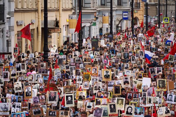 المشاركون في مسيرة &quot;الفوج الخالد&quot; المكرس للذكرى الـ 77 للنصر في الحرب الوطنية العظمى في سانت بطرسبورغ، روسيا 9 مايو/أيار 2022 - سبوتنيك عربي