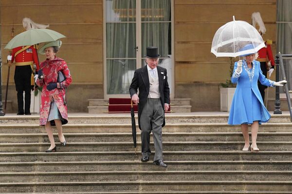 من اليسار، الأميرة البريطانية آن، الأميرة الملكية، إلى اليسار، الأمير تشارلز وكاميلا، دوقة كورنوال، يسيران على الدرج، خلال حفل رويال جاردن، الذي أقيم في قصر باكنغهام في لندن، 11 مايو 2022. - سبوتنيك عربي