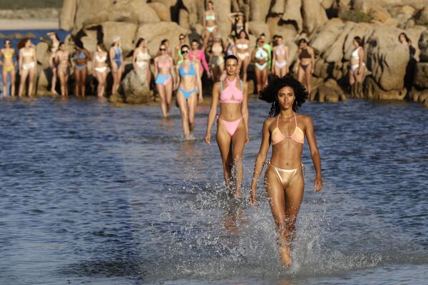 عرض مجموعة أزياء السباحة للمصمم إيتام في دومين دي مورتولي في سارتين، في جزيرة كورسيكا الفرنسية على البحر المتوسط ، 12 مايو 2022. - سبوتنيك عربي