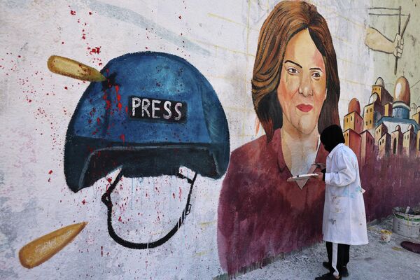 فنانون فلسطينيون يرسمون جدارية، في مدينة غزة 12 مايو/أيار2022، تكريما للصحفية المخضرمة لقناة الجزيرة، الفلسطينية شيرين أبو عاقلة.  - سبوتنيك عربي