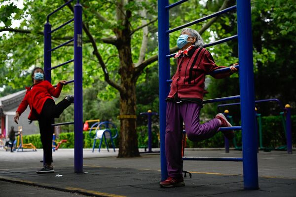 أشخاص يمارسون التمارين الرياضية في حديقة في بكين، الصين 8 مايو 2022. - سبوتنيك عربي