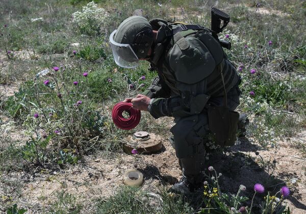 جندي روسي يقوم بإزالة الألغام في منطقة أراباتسكايا ستريلكا - سبوتنيك عربي