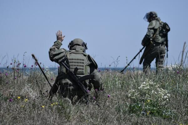 جنود روس يزيلون ألغاما مضادة للدروع في منطقة أراباتسكايا ستريلكا - سبوتنيك عربي