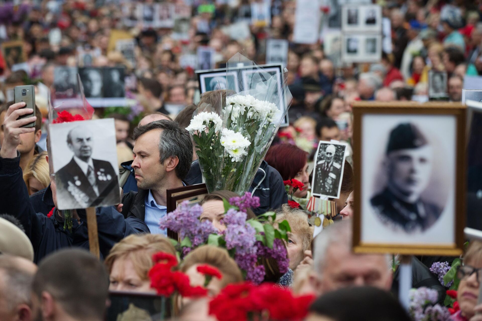 المشاركون في مسيرة الفوج الخالد في كييف، المكرس للذكرى 74 للنصر في الحرب الوطنية العظمى. 9 مايو 2019 - سبوتنيك عربي, 1920, 13.05.2022