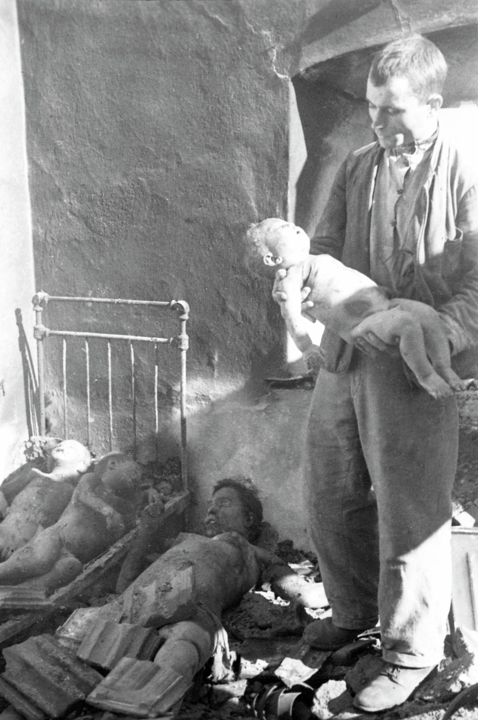 مذبحة لعائلة بولندية: أم شابة وأطفالها الثلاثة البالغون من العمر سنة واحدة. - سبوتنيك عربي, 1920, 13.05.2022