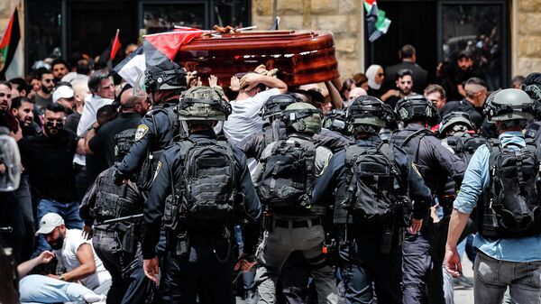 الشرطى الإسرائيلية تهاجم الفلسطينيين أثناء تشييع جثمان الصحفية الفلسطينية شيرين أبو عاقلة في القدس - سبوتنيك عربي