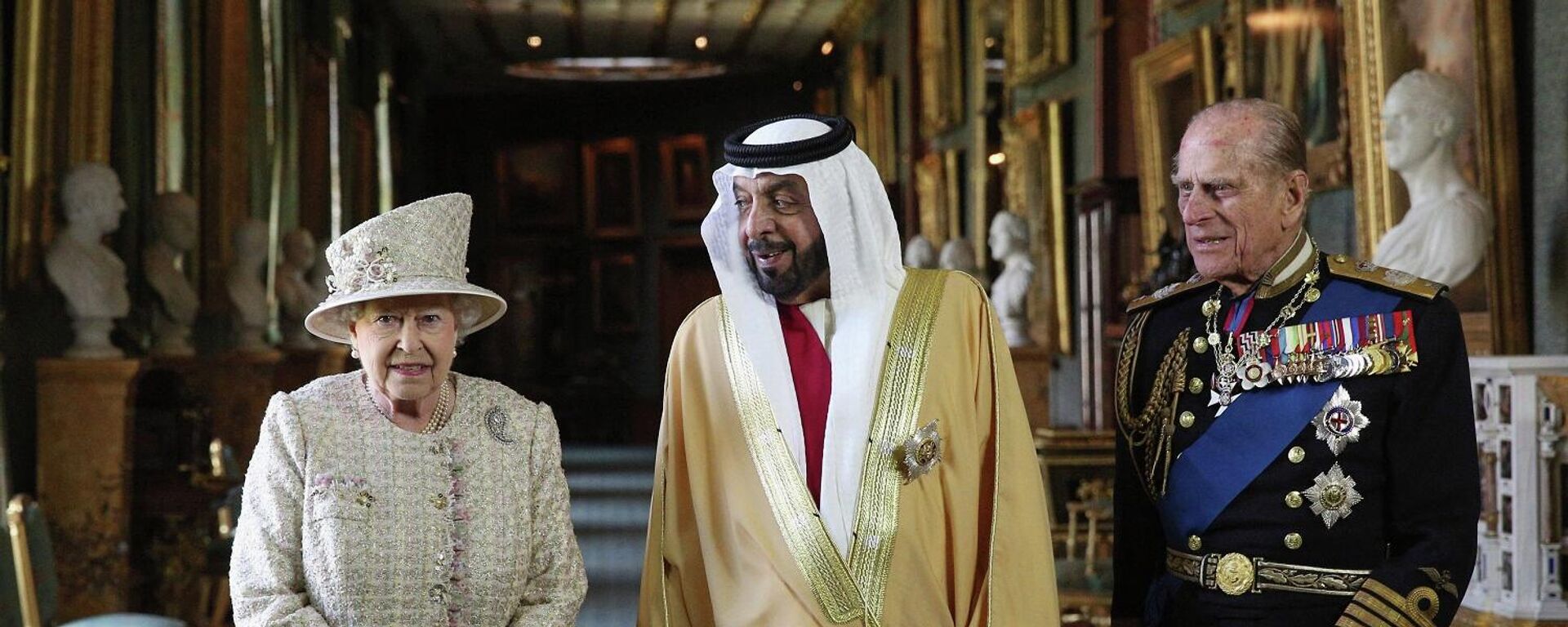 الشيخ خليفة بن زايد يتوسط ملكة بريطانيا، إليزابيث الثانية، وزوجها الأمير فيليب، قلعة وندسور، 30 نيسان/ أبريل 2013 - سبوتنيك عربي, 1920, 14.05.2022