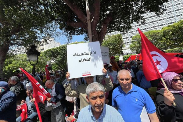 مظاهرات حزبية تطالب بالعودة إلى مسار الديمقراطية، تونس، 15 مايو/ آيار 2022 - سبوتنيك عربي
