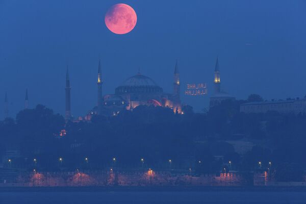 خسوف القمر، القمر الدموي، اسطنبول، تركيا، 16 مايو 2022 - سبوتنيك عربي