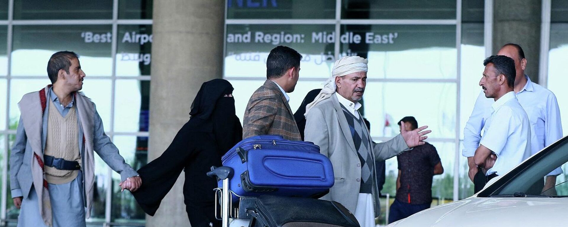 ركاب يمنيون يغادرون مطار الملكة علياء بعد وصولهم إلى العاصمة الأردنية عمان في أول رحلة تجارية منذ نحو 6 سنوات من العاصمة اليمنية صنعاء، 16 مايو/ أيار 2022 - سبوتنيك عربي, 1920, 08.03.2023