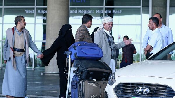 ركاب يمنيون يغادرون مطار الملكة علياء بعد وصولهم إلى العاصمة الأردنية عمان في أول رحلة تجارية منذ نحو 6 سنوات من العاصمة اليمنية صنعاء، 16 مايو/ أيار 2022 - سبوتنيك عربي