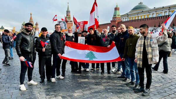 مشاركة لبنانية في وسط موسكو بمسيرة الفوج الخالد - سبوتنيك عربي