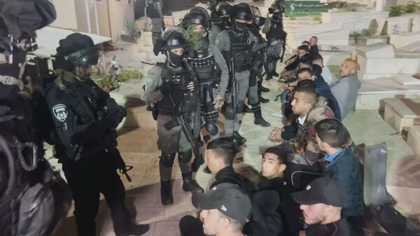 إصابة 72 فلسطينياً واعتقال العشرات خلال مواجهات مع الشرطة الاسرائيلية بالقدس - سبوتنيك عربي