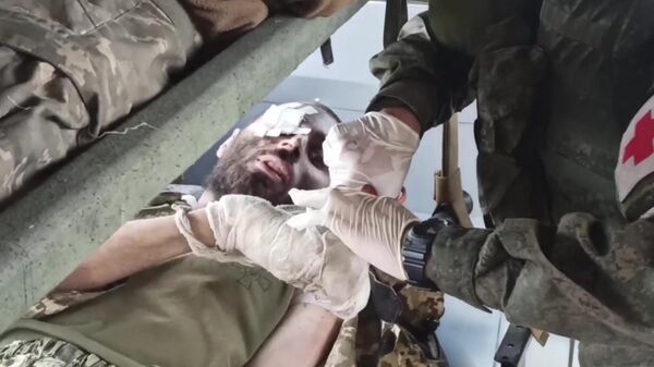 طبيب روسي يفحص أحد المقاتلين الأوكرانيين من كتيبة آزوف - سبوتنيك عربي