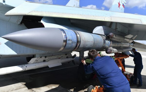 تقنيون يحمّلون مقاتلة حربية بصاروخ من طراز إكس-31 - سبوتنيك عربي