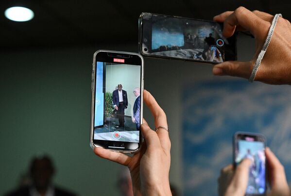 صحافيون يصورون الممثل الأمريكي فورست ويتيكر خلال مؤتمر صحفي خلال مهرجان كان السينمائي الــ75 - سبوتنيك عربي
