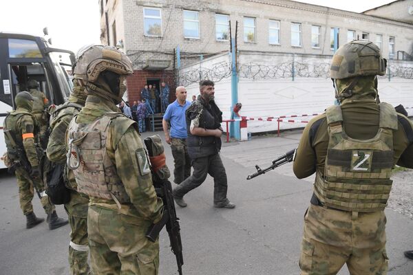 نقل المتطرفين الأوكرانيين الذين استسلموا يوم الأحد، إلى وحدة الاحتجاز المؤقت في جمهورية دينتسك الشعبية - سبوتنيك عربي