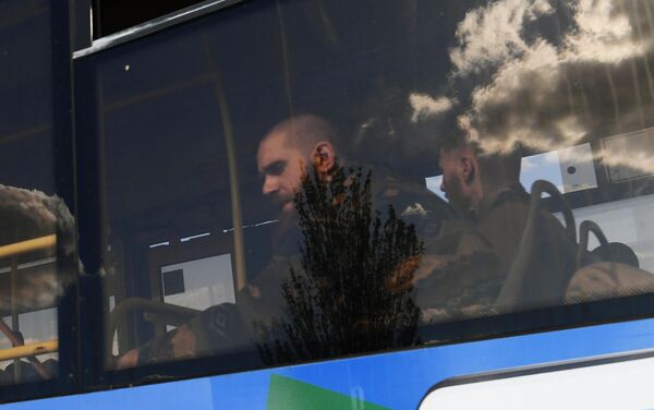 حافلة روسية تنقل المسلحين الأوكرانيين من آزوفستال إلى مرافق الاحتجاز المؤقت - سبوتنيك عربي