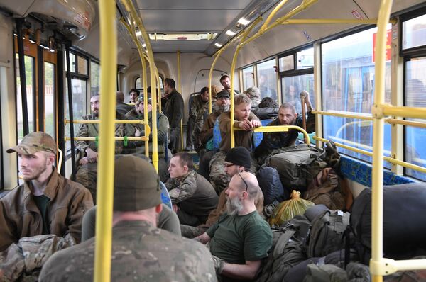 عناصر من كتيبة آزوف يتم نقلهم إلى مركز الاحتجاز المؤقت في دونيتسك - سبوتنيك عربي