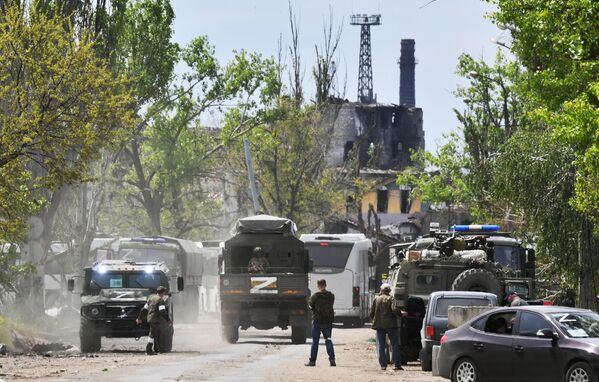 مركبات عسكرية روسية ترافق حافلات تنقل مسلحين من كتيبة آزوف المتطرفة - سبوتنيك عربي