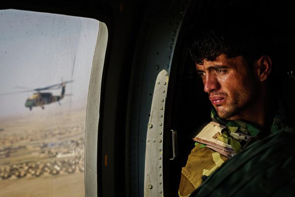 صورة بعنوان &quot;أعقاب حرب غزة وإسرائيل&quot; التي استمرت 11 يومًا، للمصور الأمريكي ماركوس يام، الفائز بجائزة (5000 دولار) في المسابقة الدولية All About Photo Awards 2022جندي يعاين التضاريس من نافذة طائرة UH-60 Black Hawk أثناء رحلة إعادة الإمداد نحو موقع استيطاني في منطقة شاه والي كوت شمال قندهار، أفغانستان، 6 مايو 2021. القوات الجوية الأفغانية، التي قامت الولايات المتحدة برعايهتا مع شركائها لتصل قيمتها إلى 8.5 مليار دولار منذ عام 2010، وهي الآن ضمانة الحكومة في حربها ضد العدو. منذ الأول من مايو، الموعد النهائي الأصلي لانسحاب الولايات المتحدة، تغلبت طالبان على القوات الحكومية، وتخلصت من السيطرة على الأراضي وحرمت قوات الأمن الأفغانية من استخدام الطرق. ونتيجة لذلك، يجب أن يتم كل الدعم اللوجستي لآلاف البؤر الاستيطانية ونقاط التفتيش - بما في ذلك إعادة إمدادات الذخيرة والطعام، وعمليات الإجلاء الطبي أو تناوب الأفراد - عن طريق الجو. - سبوتنيك عربي