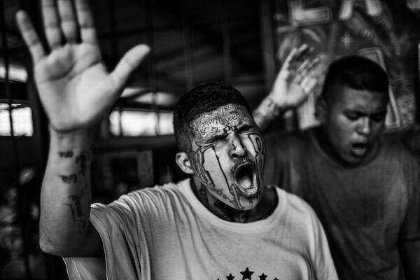صورة بعنوان &quot;غانغبوردر&quot;، للمصور الإسباني خافيير أرسينيلاس، الحائز على جائزة الاستحقاق في حفل توزيع جوائز المسابقة الدولية  All About Photo 2022.يقول المصور: &quot;رحب أعضاء العصابات من سجن سان فرانسيسكو غوتيرا في برنامج يو كامبيو لحكومة سان سلفادور لإبقاء أعضاء العصابات الأكثر عنفًا محتلين وبدون نزاع&quot;. - سبوتنيك عربي