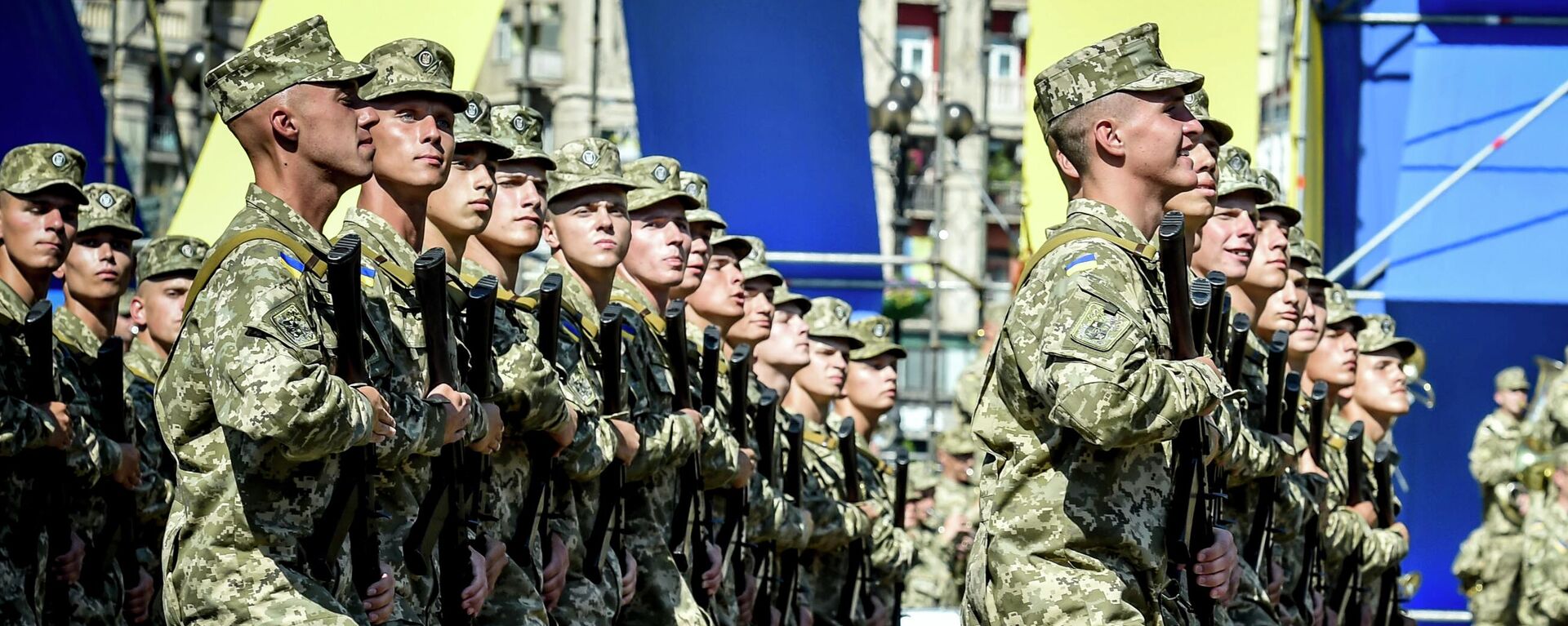 مسيرة عسكرية بمناسبة عيد الاستقلال في كييف، 2015 - سبوتنيك عربي, 1920, 19.05.2022