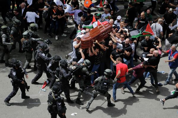 الشرطة الإسرائيلية تعتدي على مشيعي مراسلة قناة الجزيرة في القدس، 13 مايو عام 2022 - سبوتنيك عربي